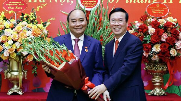 Lễ trao Huy hiệu 40 năm tuổi Đảng tặng đồng chí Nguyễn Xuân Phúc - Sputnik Việt Nam