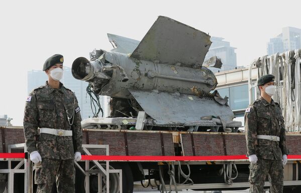 Mảnh tên lửa SA-5 của Triều Tiên gần Bộ Quốc phòng ở Seoul, Hàn Quốc. - Sputnik Việt Nam