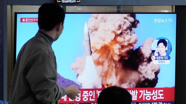 Phát sóng về vụ phóng tên lửa của Triều Tiên trong chương trình thời sự tại Ga Seoul. - Sputnik Việt Nam