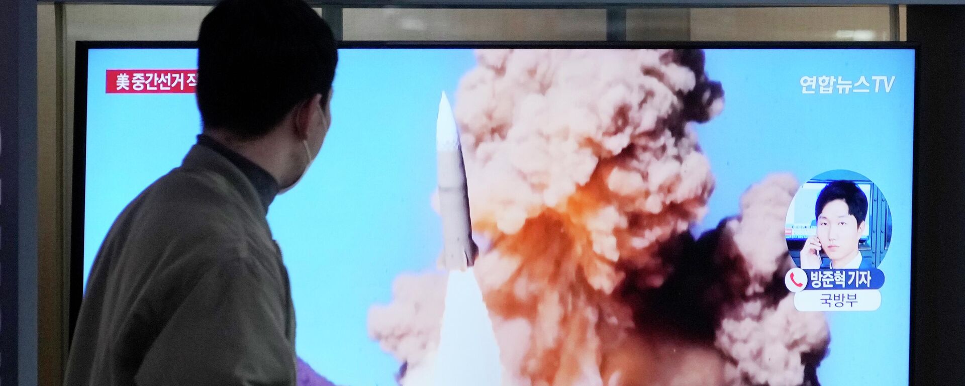 Phát sóng về vụ phóng tên lửa của Triều Tiên trong chương trình thời sự tại Ga Seoul. - Sputnik Việt Nam, 1920, 02.02.2024
