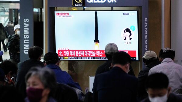 Phát sóng về vụ phóng tên lửa của Triều Tiên trong chương trình thời sự tại Ga Seoul. - Sputnik Việt Nam