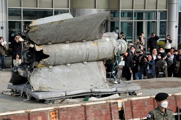 Mảnh tên lửa SA-5 của Triều Tiên gần Bộ Quốc phòng ở Seoul, Hàn Quốc. - Sputnik Việt Nam