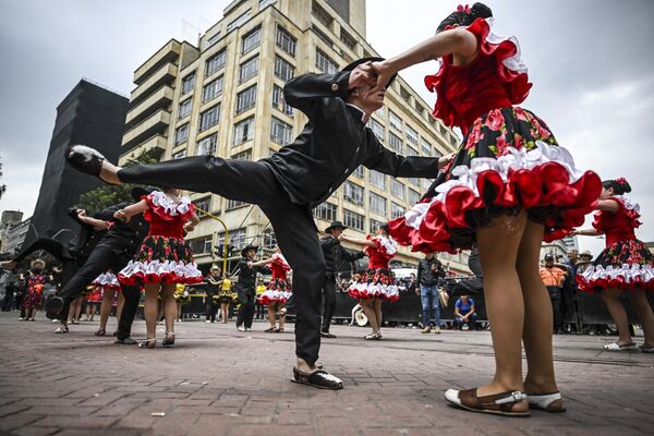 Các vũ công tbiể diễn điệu nhảy Joropo truyền thống của Colombia và Venezuela trong buổi giới thiệu tại Bogotá để ghi vào Danh sách Di sản Văn hóa Phi vật thể của Nhân loại được UNESCO công nhận. - Sputnik Việt Nam