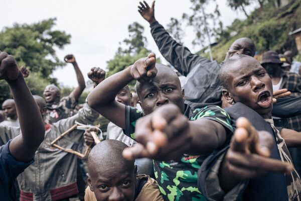 Các tình nguyện viên muốn gia nhập quân đội Congo tạo dáng chụp ảnh trong lễ tuyển quân ở Goma. - Sputnik Việt Nam