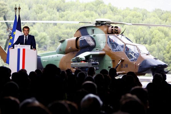 Tổng thống Pháp Emmanuel Macron diễn thuyết về chiến lược quốc phòng tại căn cứ Hải quân Pháp ở Toulon. - Sputnik Việt Nam