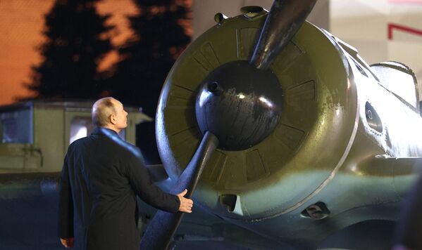 Tổng thống Nga Vladimir Putin thăm Bảo tàng tương tác ngoài trời về lịch sử phòng thủ Matxcơva. - Sputnik Việt Nam