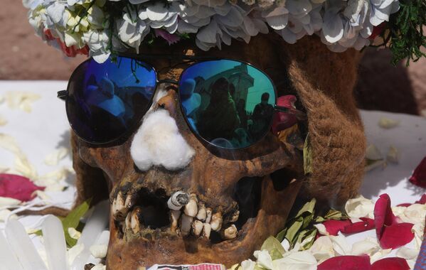 Chiếc sọ người được trang trí công phu trưng bày để giáo sĩ ban phước đại chúng trong lễ hội thường niên «Natitas» tại một nghĩa trang ở La Paz, Bolivia. - Sputnik Việt Nam