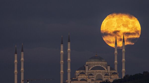 Cảnh nhật thực phía sau Nhà thờ Hồi giáo Camlik ở Istanbul - Sputnik Việt Nam