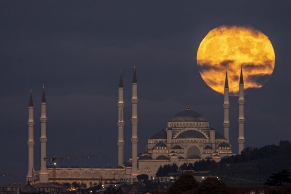 Cảnh nhật thực phía sau Nhà thờ Hồi giáo Camlik ở Istanbul. - Sputnik Việt Nam