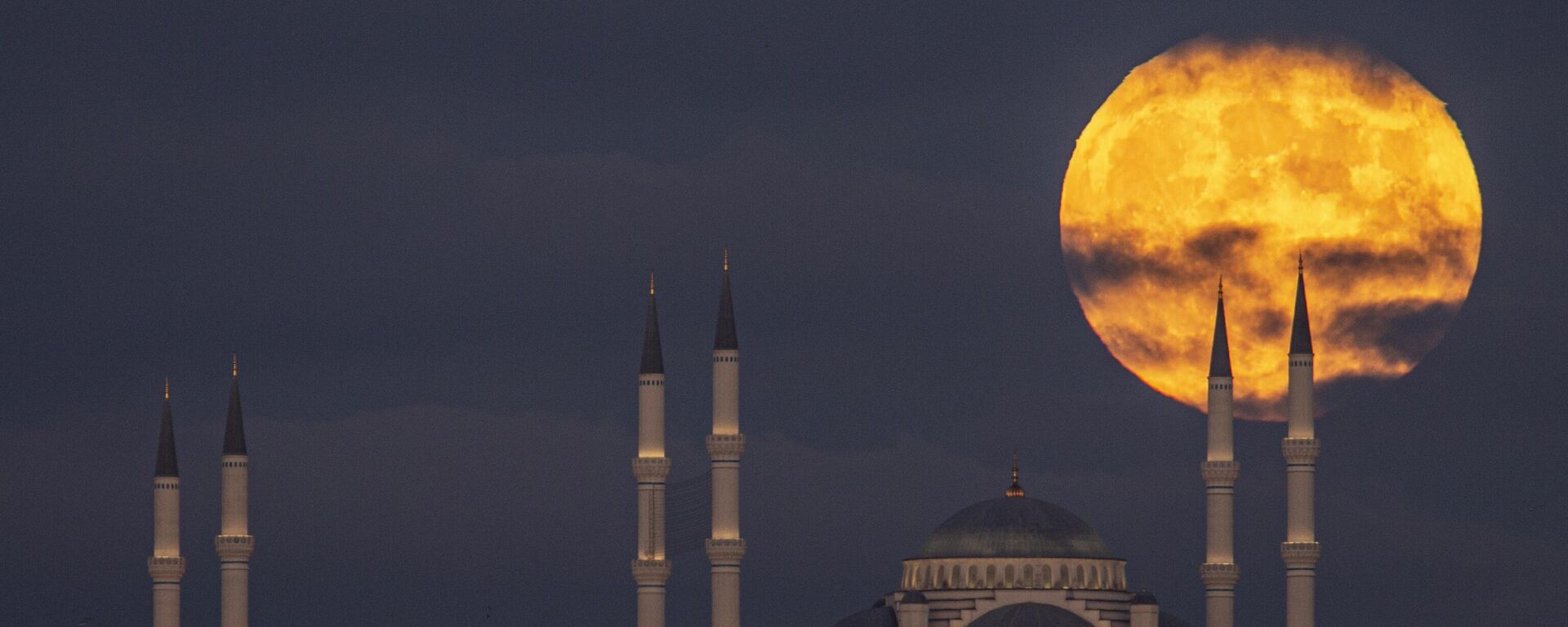 Cảnh nhật thực phía sau Nhà thờ Hồi giáo Camlik ở Istanbul - Sputnik Việt Nam, 1920, 31.01.2023