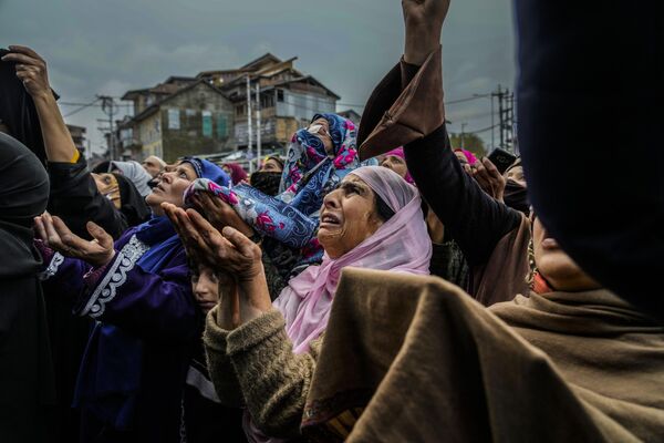 Các nữ tín đồ Hồi giáo Kashmiri khóc trong lễ cầu nguyện. - Sputnik Việt Nam