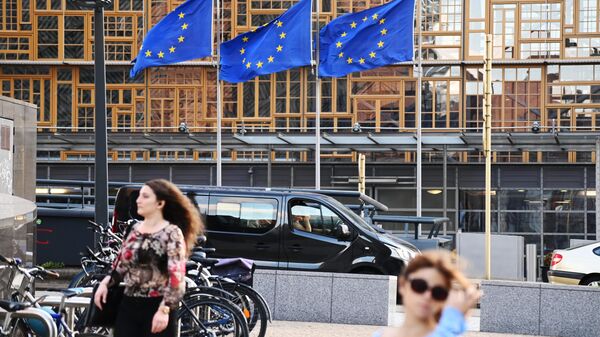 Cờ với các biểu tượng của Liên minh châu Âu tại tòa nhà của Ủy ban châu Âu ở Brussels - Sputnik Việt Nam