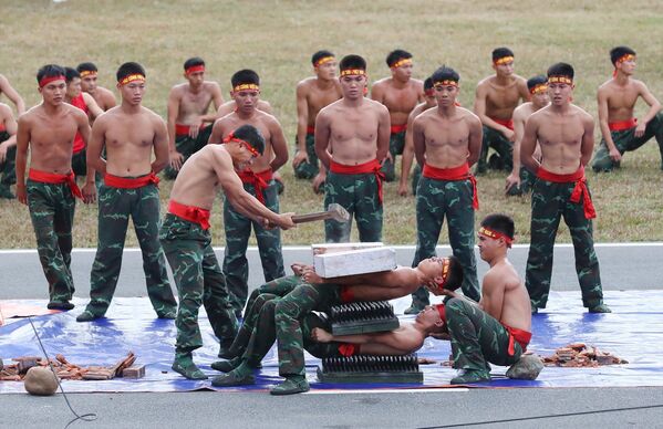 Biểu diễn võ thuật các các chiến sĩ QĐND Việt Nam tại lễ bế mạc - Sputnik Việt Nam