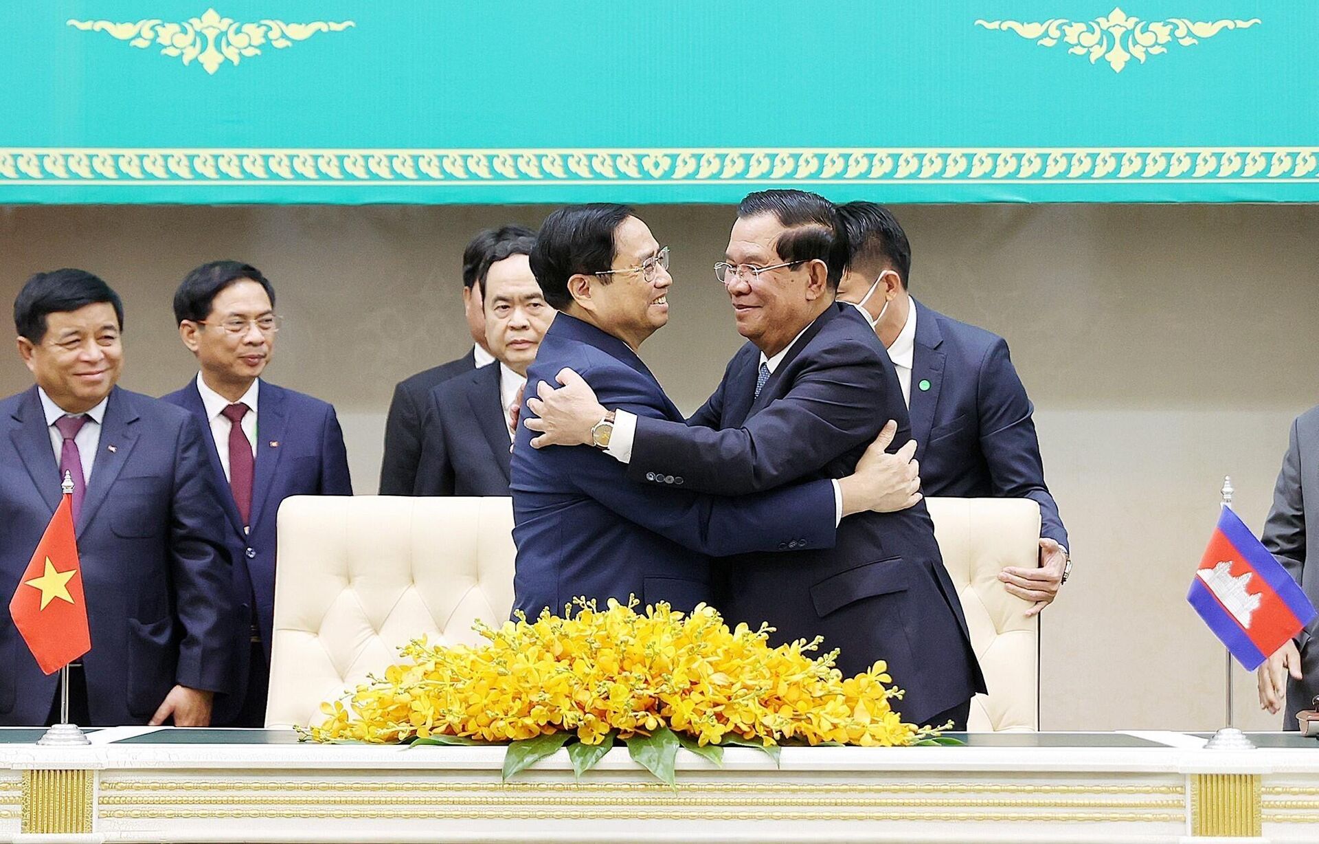 Thủ tướng Phạm Minh Chính và Thủ tướng Campuchia Hun Sen chứng kiến lễ ký các văn kiện hợp tác
 - Sputnik Việt Nam, 1920, 14.11.2022