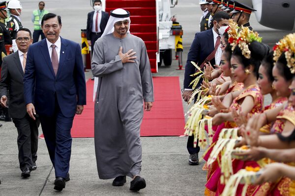 Tổng thống Các Tiểu vương quốc Ả Rập Thống nhất Sheikh Mohammed bin Zayed Al Nahyan sau khi đến Sân bay Quốc tế Denpasar để tham dự hội nghị thượng đỉnh G20 ở Bali. - Sputnik Việt Nam