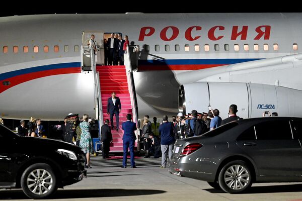 Ngoại trưởng Nga Sergei Lavrov đã đến sân bay Quốc tế Tuban, Bali để dự đến dự hội nghị thượng đỉnh G20. - Sputnik Việt Nam