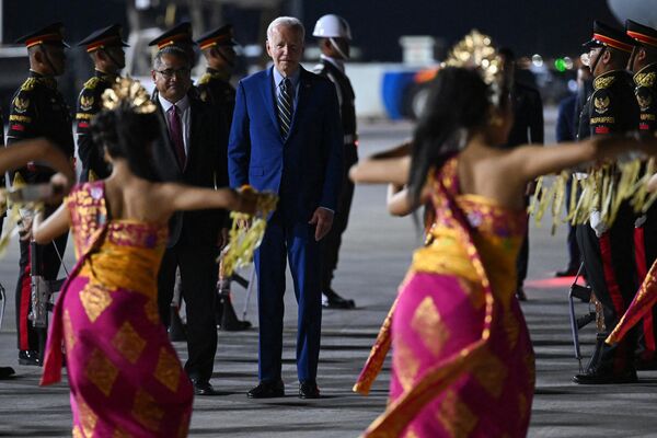 Tổng thống Mỹ Joe Biden sau khi đến sân bay quốc tế Denpasar để tham dự hội nghị thượng đỉnh G20 ở Bali. - Sputnik Việt Nam