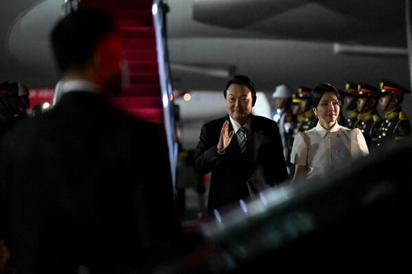 Tổng thống Hàn Quốc Yoon Suk-yeol và phu nhân tại sân bay quốc tế ở Tuban, để tham dự hội nghị thượng đỉnh G20 ở Bali. - Sputnik Việt Nam