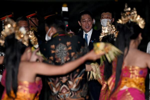 Thủ tướng Nhật Bản Fumio Kishida đến sân bay quốc tế Tuban để tham dự hội nghị thượng đỉnh G20 ở Bali. - Sputnik Việt Nam