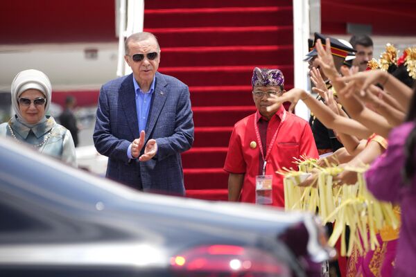 Tổng thống Thổ Nhĩ Kỳ Recep Tayyip Erdogan và phu nhân Emine đến sân bay Quốc tế Ngurah Rai để tham dự hội nghị thượng đỉnh G20 ở Bali. - Sputnik Việt Nam