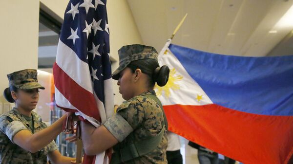 Các binh sĩ cắm cờ sau khi kết thúc cuộc tập trận chung Mỹ-Philippines, Philippines - Sputnik Việt Nam