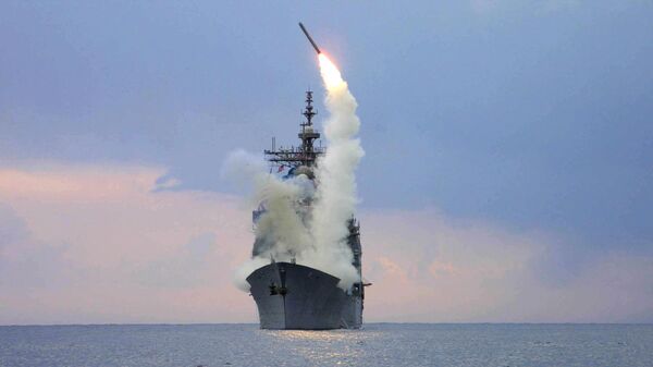 Tên lửa Tomahawk của căn cứ mặt đất phóng tới Iraq từ tuần dương hạm mang tên lửa dẫn đường USS Cape St. George ở phần đông Địa Trung Hải - Sputnik Việt Nam