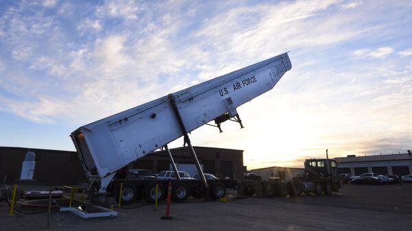 Xe vận chuyển-nạp đạn chở tên lửa đạn đạo xuyên lục địa Minuteman III của quân đội Hoa Kỳ - Sputnik Việt Nam