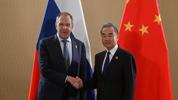 Ngoại trưởng Nga Sergei Lavrov trong cuộc gặp với Ngoại trưởng Trung Quốc Vương Nghị bên lề hội nghị thượng đỉnh G20 ở Bali - Sputnik Việt Nam