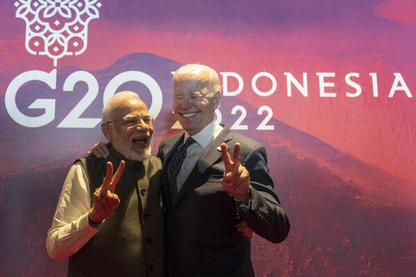 Thủ tướng Ấn Độ Narendra Modi và Tổng thống Mỹ Joe Biden cười đùa ở Indonesia. - Sputnik Việt Nam