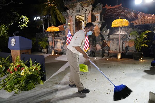 Kiểm tra nơi tổ chức Tổng thống Mỹ Joe Biden họp báo tại Indonesia. - Sputnik Việt Nam