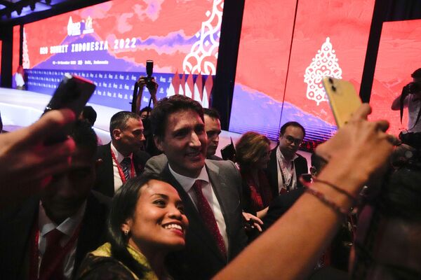 Thủ tướng Canada Justin Trudeau chụp ảnh tự sướng ở Indonesia. - Sputnik Việt Nam