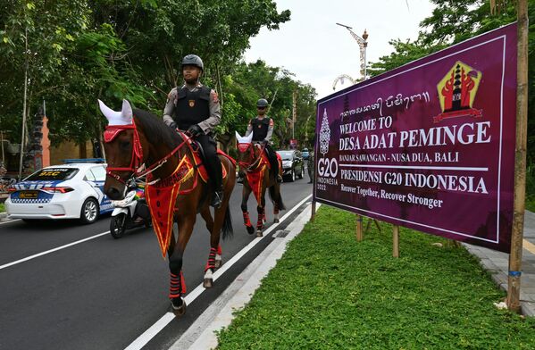 Cảnh sát cưỡi ngựa đảm bảo an ninh tại hội nghị thượng đỉnh G20 ở Indonesia. - Sputnik Việt Nam