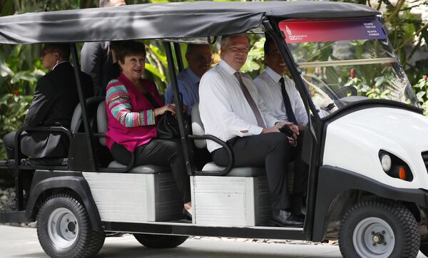 Tổng thống Indonesia Joko Widodo đi xe buggy trong cuộc họp của các nhà lãnh đạo G20 ở Indonesia. - Sputnik Việt Nam