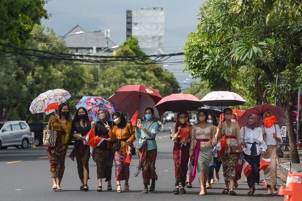 Thanh niên Indonesia chuẩn bị chào đón các nhà lãnh đạo khi họ đến dự hội nghị thượng đỉnh G20 ở Denpasar, Bali. - Sputnik Việt Nam
