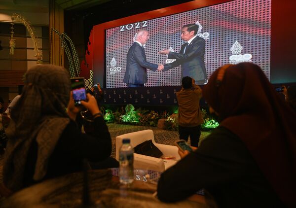 Màn hình trung tâm báo chí phát sóng sự xuất hiện của Tổng thống Hoa Kỳ Joe Biden tới hội nghị thượng đỉnh G20 ở Bali. - Sputnik Việt Nam