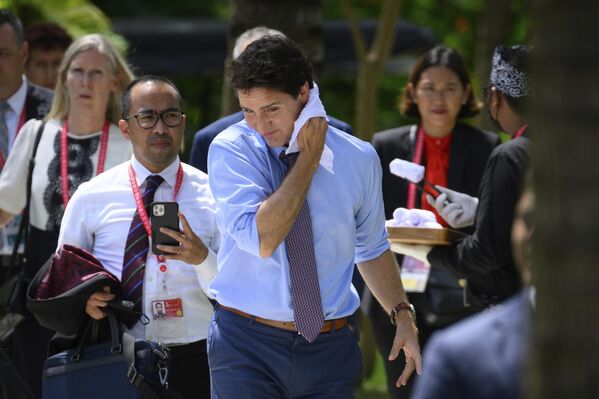 Thủ tướng Canada Justin Trudeau trước bữa trưa tại hội nghị thượng đỉnh G20 ở Bali. - Sputnik Việt Nam