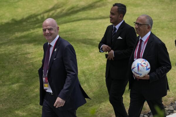 Chủ tịch FIFA Gianni Infantino đi dạo trong hội nghị thượng đỉnh G20 ở Nusa Dua, Bali. - Sputnik Việt Nam