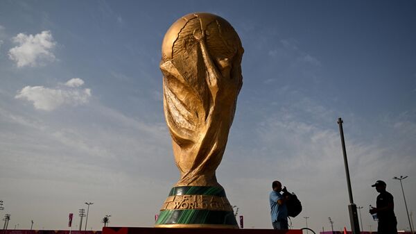 Tượng Cup FIFA ở sân vận động Ahmed bin Ali trong khuôn khổ World Cup 2022 tại Qatar - Sputnik Việt Nam