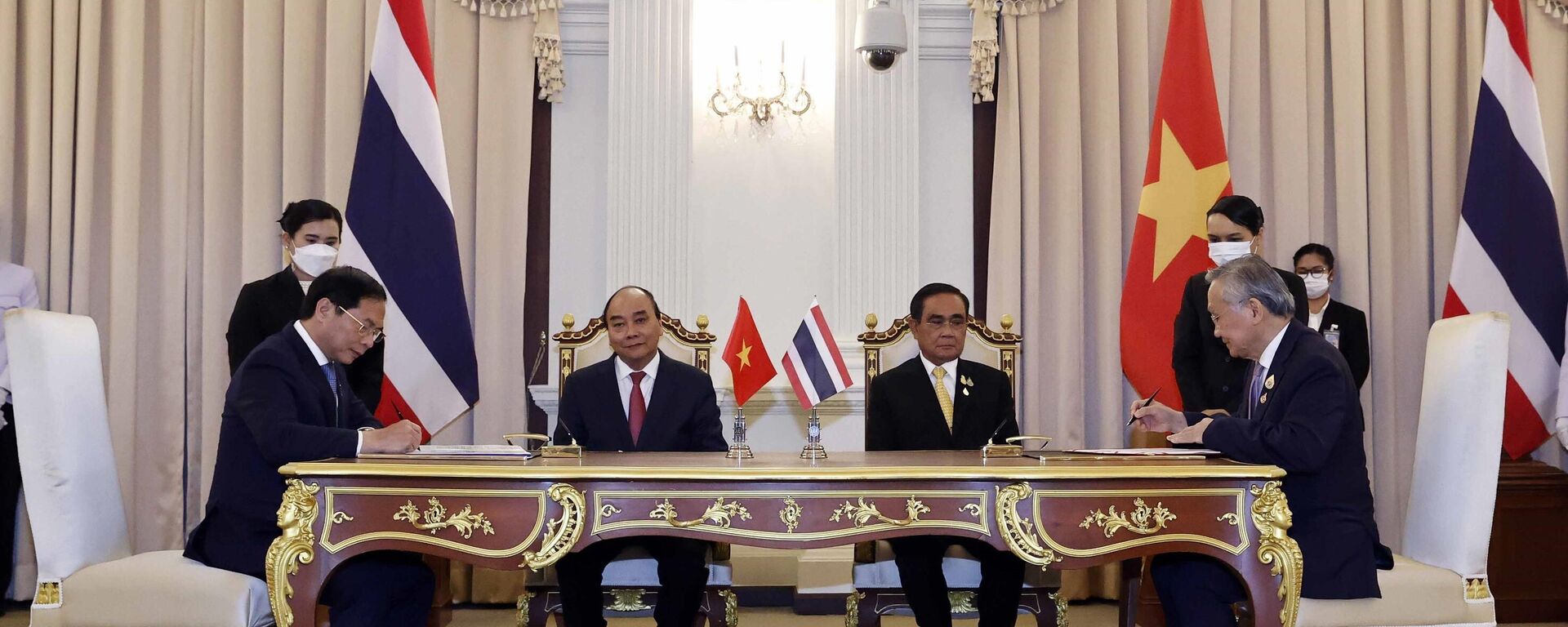 Chủ tịch nước Nguyễn Xuân Phúc và Thủ tướng Thái Lan Prayut Chan-o-cha chứng kiến lễ ký kết các văn kiện hợp táchợp tác giữa 2 nước - Sputnik Việt Nam, 1920, 17.11.2022