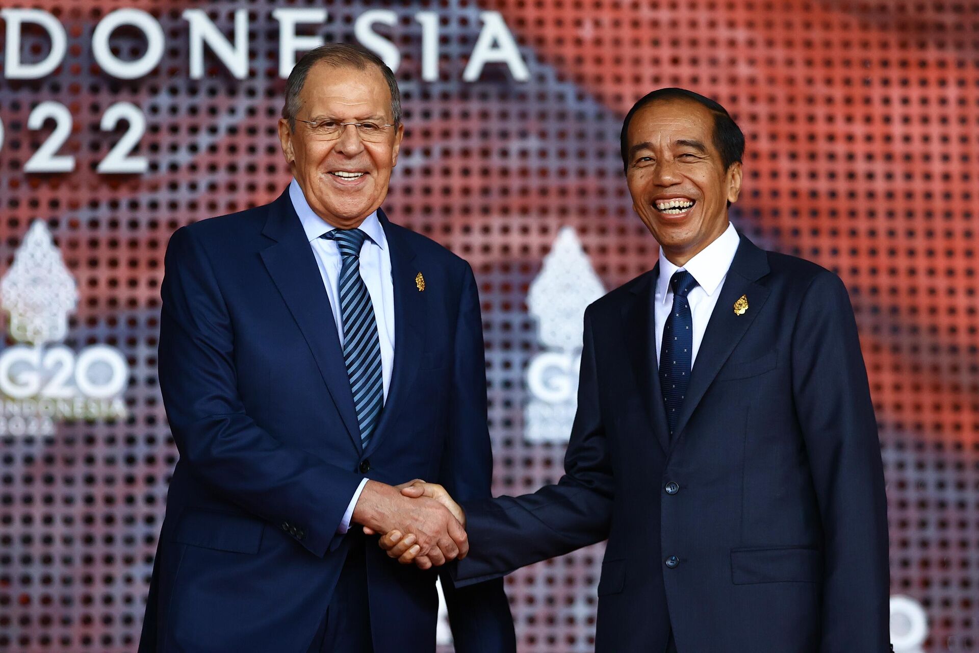 Ngoại trưởng Nga Sergei Lavrov và Tổng thống Indonesia Joko Widodo trong hội nghị thượng đỉnh G20 ở Bali - Sputnik Việt Nam, 1920, 17.11.2022