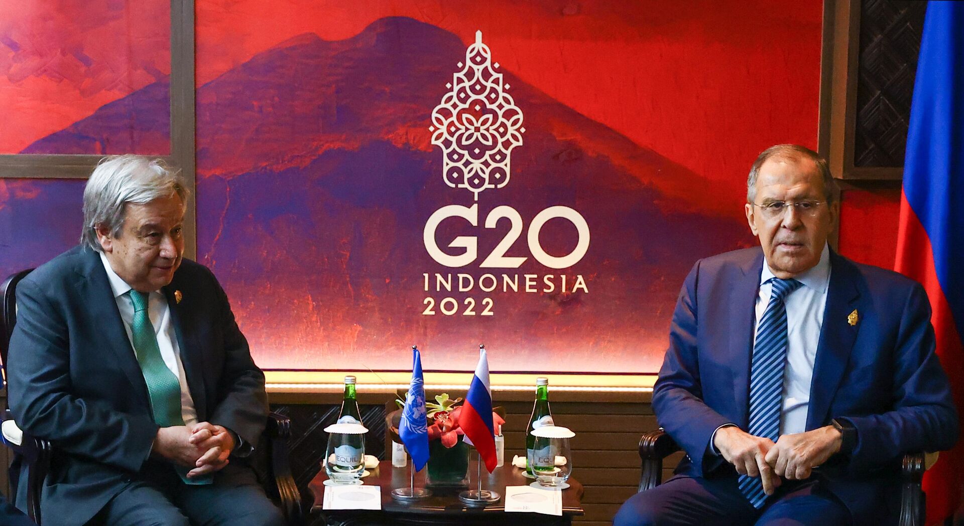 Ngoại trưởng Nga Sergei Lavrov gặp Tổng thư ký LHQ António Guterres bên lề hội nghị thượng đỉnh G20 ở Bali - Sputnik Việt Nam, 1920, 17.11.2022