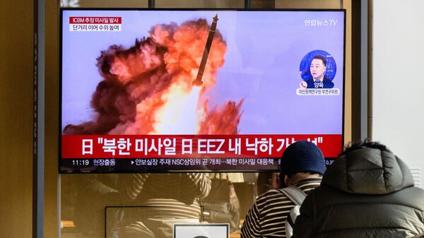 Phát sóng vụ thử tên lửa của Triều Tiên trên màn hình TV tại một nhà ga xe lửa ở Seoul - Sputnik Việt Nam