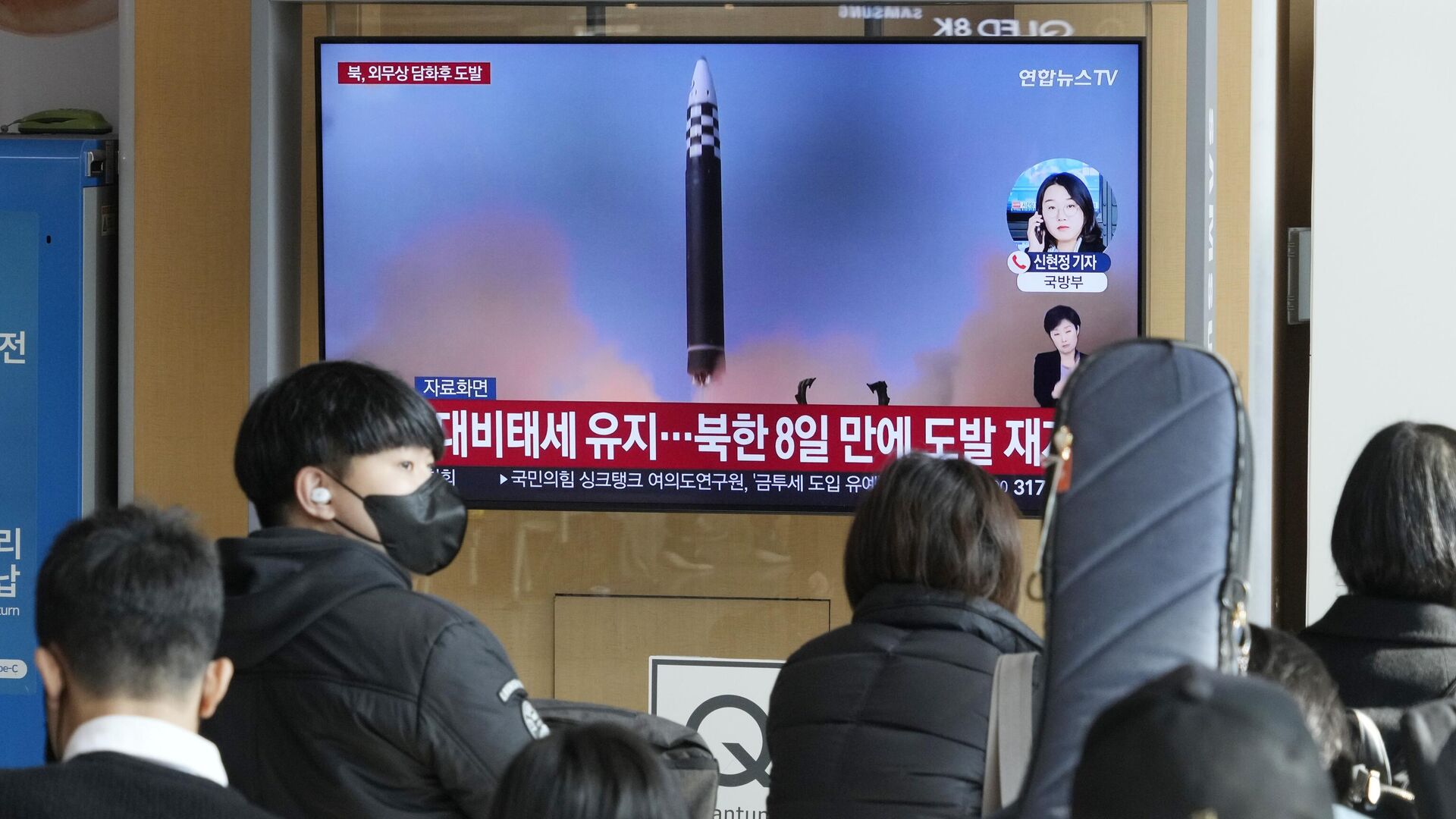 Phát sóng vụ thử tên lửa của Triều Tiên trên màn hình TV tại một nhà ga xe lửa ở Seoul - Sputnik Việt Nam, 1920, 03.01.2023
