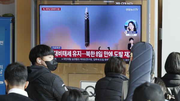 Phát sóng vụ thử tên lửa của Triều Tiên trên màn hình TV tại một nhà ga xe lửa ở Seoul - Sputnik Việt Nam