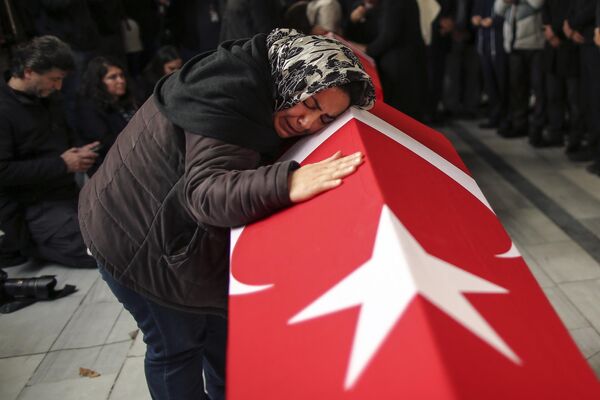 Người thân và bạn bè của Arzu Ozsoy và con gái Yağmur Ukar tại tang lễ ở Istanbul - Sputnik Việt Nam