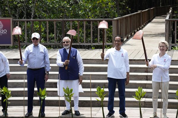 Tổng thống Hoa Kỳ Joe Biden, Thủ tướng Ấn Độ Narendra Modi, Tổng thống Indonesia Joko Widodo và Chủ tịch EU Ursula von der Leyen trồng cây trong một khu rừng ngập mặn ở Indonesia - Sputnik Việt Nam