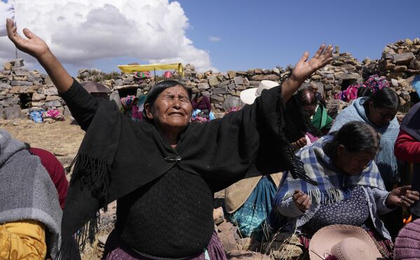 Phụ nữ Aymara bản địa cầu nguyện vào ngày ăn chay cầu mưa trên ngọn núi linh thiêng Pucara của người Inca ở Chiquipata, Bolivia - Sputnik Việt Nam