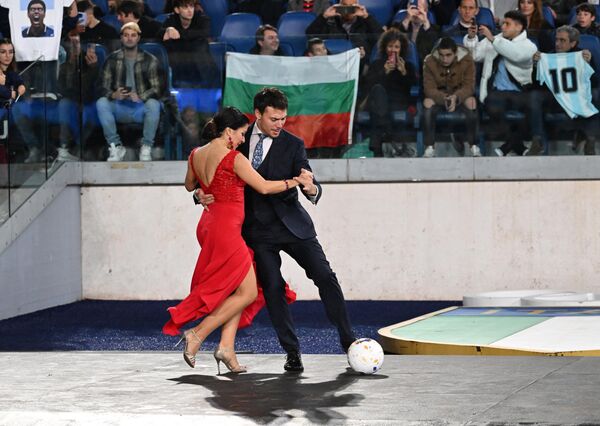 Vũ công Tango biểu diễn trước trận giao hữu &quot;Trận đấu vì hòa bình&quot; để tưởng nhớ Diego Maradona tại Sân vận động Olympic ở Rome - Sputnik Việt Nam