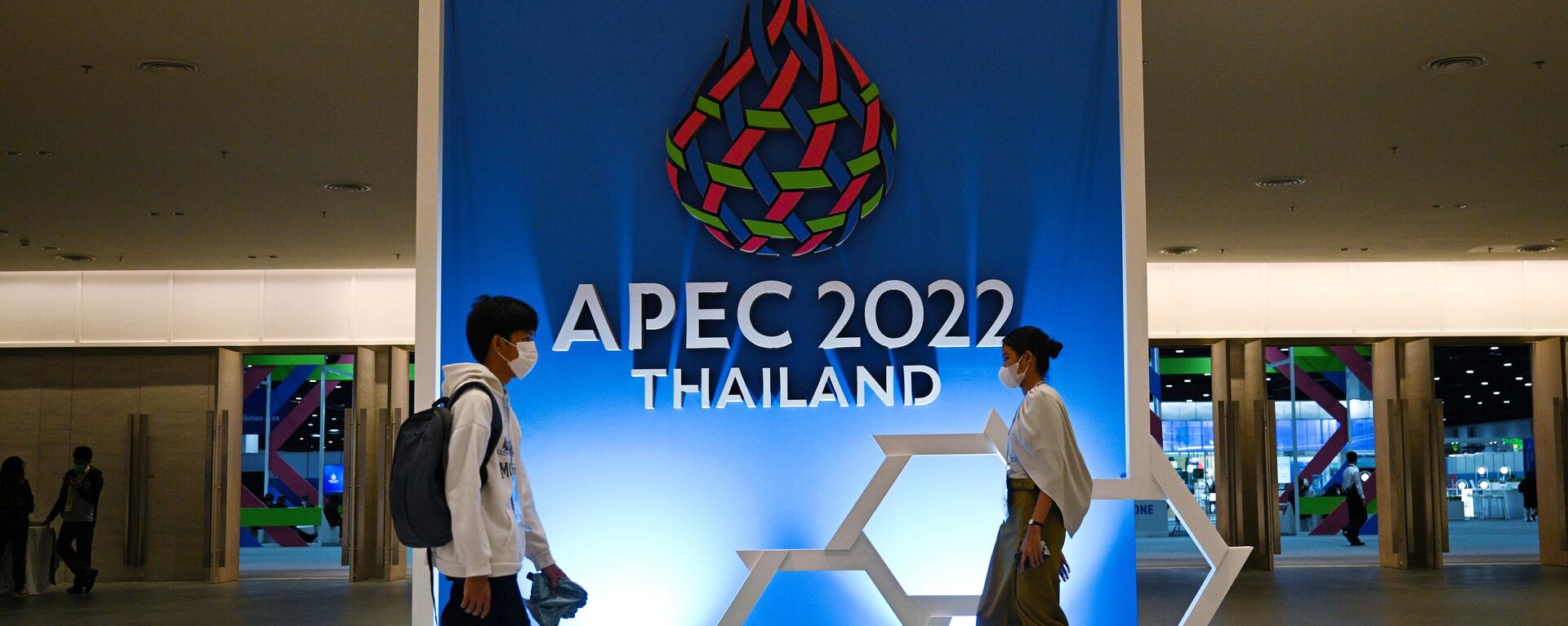 Tại Trung tâm Đại hội trước khi bắt đầu hội nghị thượng đỉnh APEC ở Bangkok - Sputnik Việt Nam, 1920, 19.11.2022
