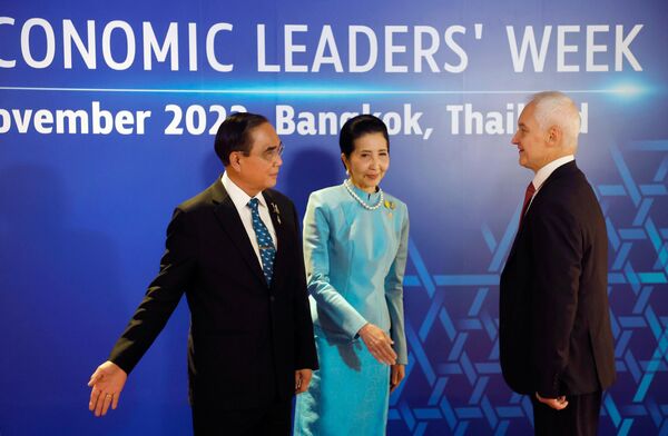 Phó Thủ tướng thứ nhất Nga Andrei Belousov và Thủ tướng Thái Lan Prayut Chan-o-cha cùng phu nhân tại lễ đón tại hội nghị cấp cao APEC ở Bangkok. - Sputnik Việt Nam